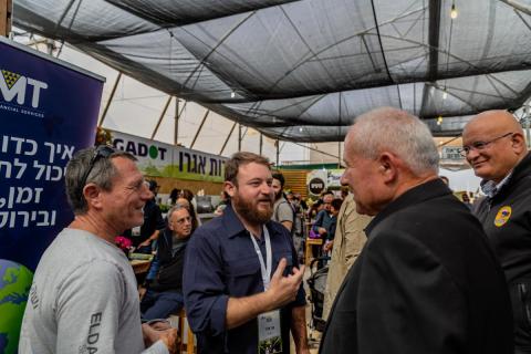 מימין מאיר צור ראש מועצה אזורית הערבה התיכונה ושר החקלאות אבי דיכטר-  