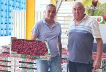 מימין- לואיס עלם חקלאי מג'יש עם ירון בלחסן מנכל ארגון מגדלי הפירות בישראל
