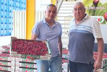מימין- לואיס עלם חקלאי מג'יש עם ירון בלחסן מנכל ארגון מגדלי הפירות בישראל
