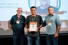 מימין: ירון בלחסן, ג’וני עַגְ׳מִיָּה ומוטי צמיר.